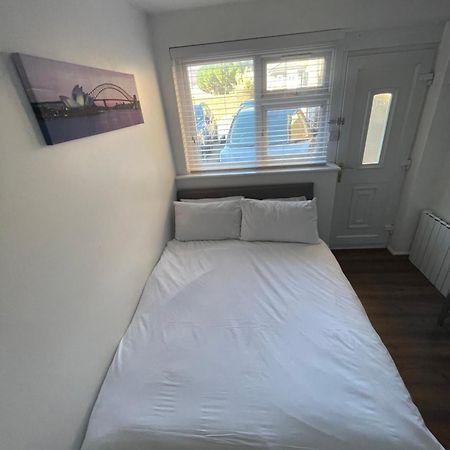 Fantastic Studio, Private Bathroom And Mini Kitchen. Thamesmead  Exterior photo