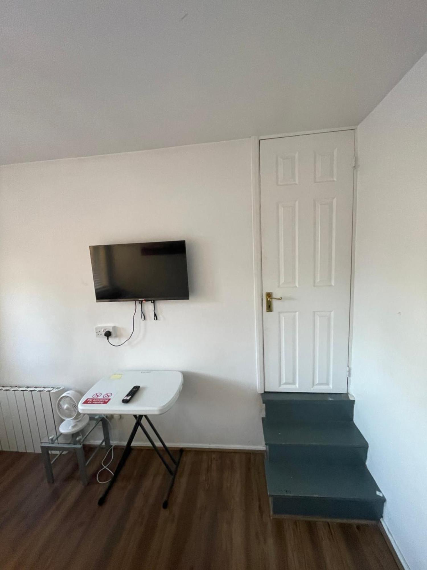 Fantastic Studio, Private Bathroom And Mini Kitchen. Thamesmead  Exterior photo