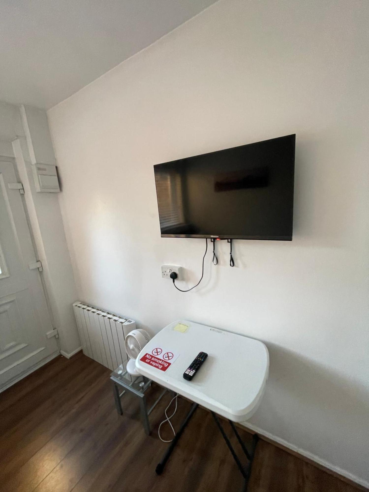 Fantastic Studio, Private Bathroom And Mini Kitchen. Thamesmead  Exterior photo
